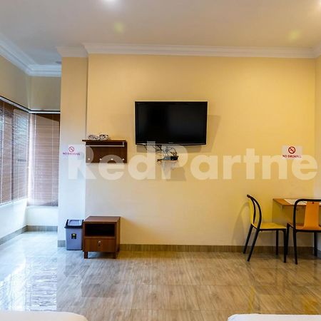Adam Malik Guesthouse Near Regale Icc Medan Mitra Reddoorz Luaran gambar