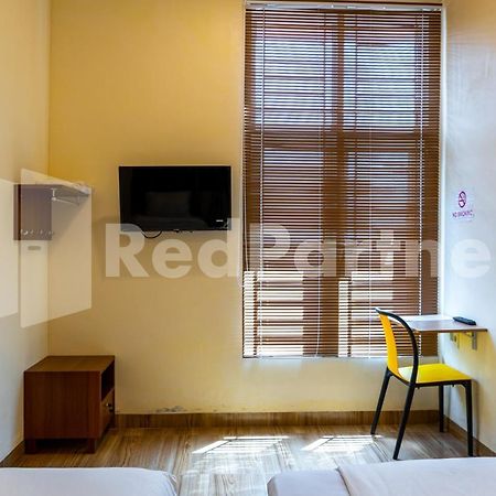 Adam Malik Guesthouse Near Regale Icc Medan Mitra Reddoorz Luaran gambar