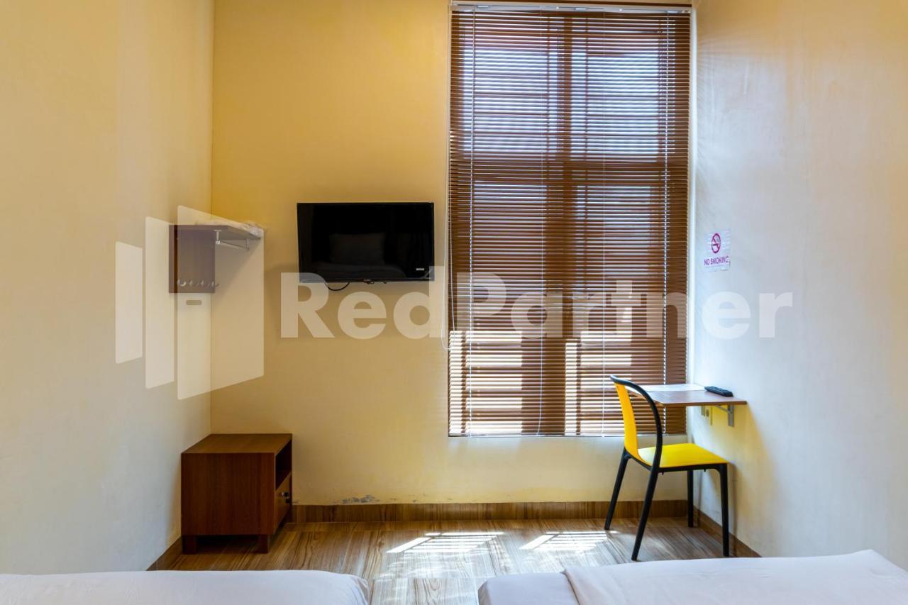 Adam Malik Guesthouse Near Regale Icc Medan Mitra Reddoorz Luaran gambar